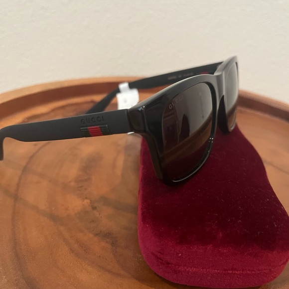 NTW GUCCI sunglassesses
Style GG0008s with case, cloth and pouch - Picture 2 of 4